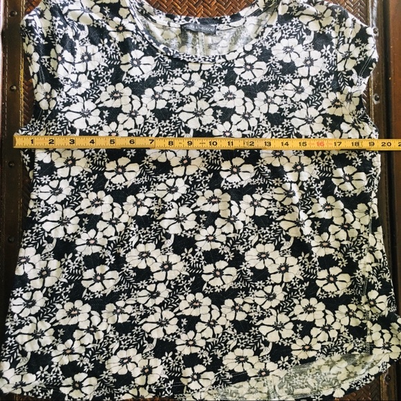 Chelsea & Theodore Black / White floral top - Picture 7 of 7